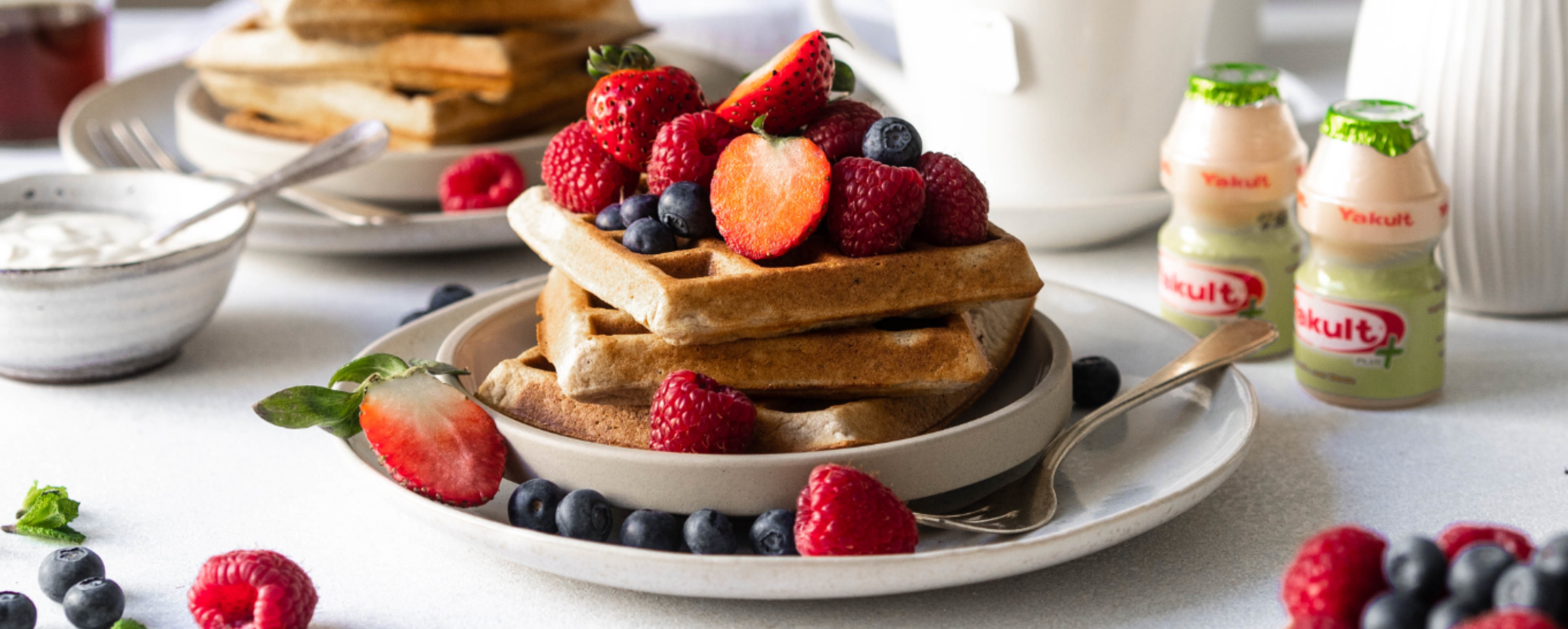 Vanille Buchweizenwaffeln mit frischen Früchten, Mascarpone Sauce mit Yakult und Minze
