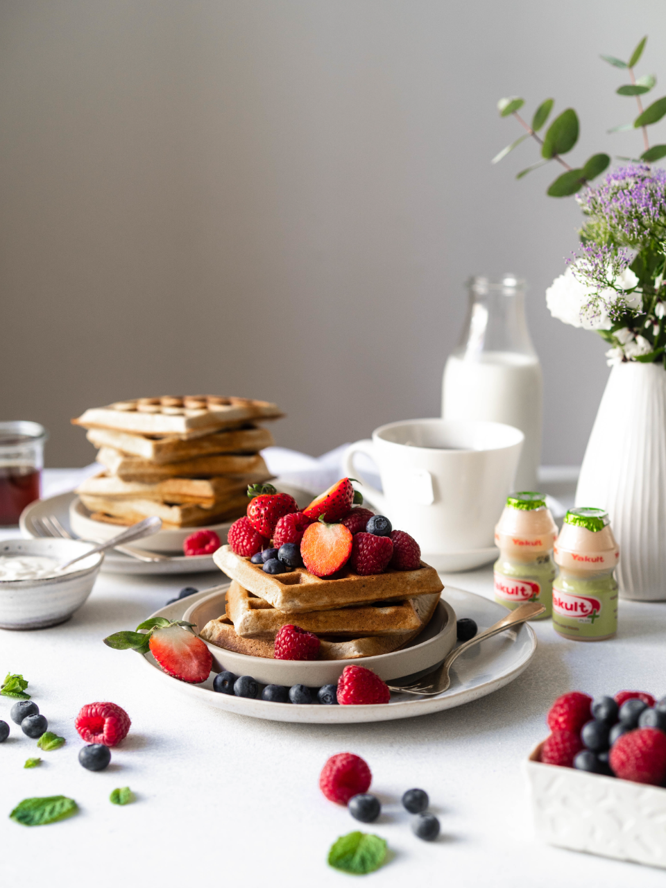 Vanille Buchweizenwaffeln mit frischen Früchten, Mascarpone Sauce mit Yakult und Minze